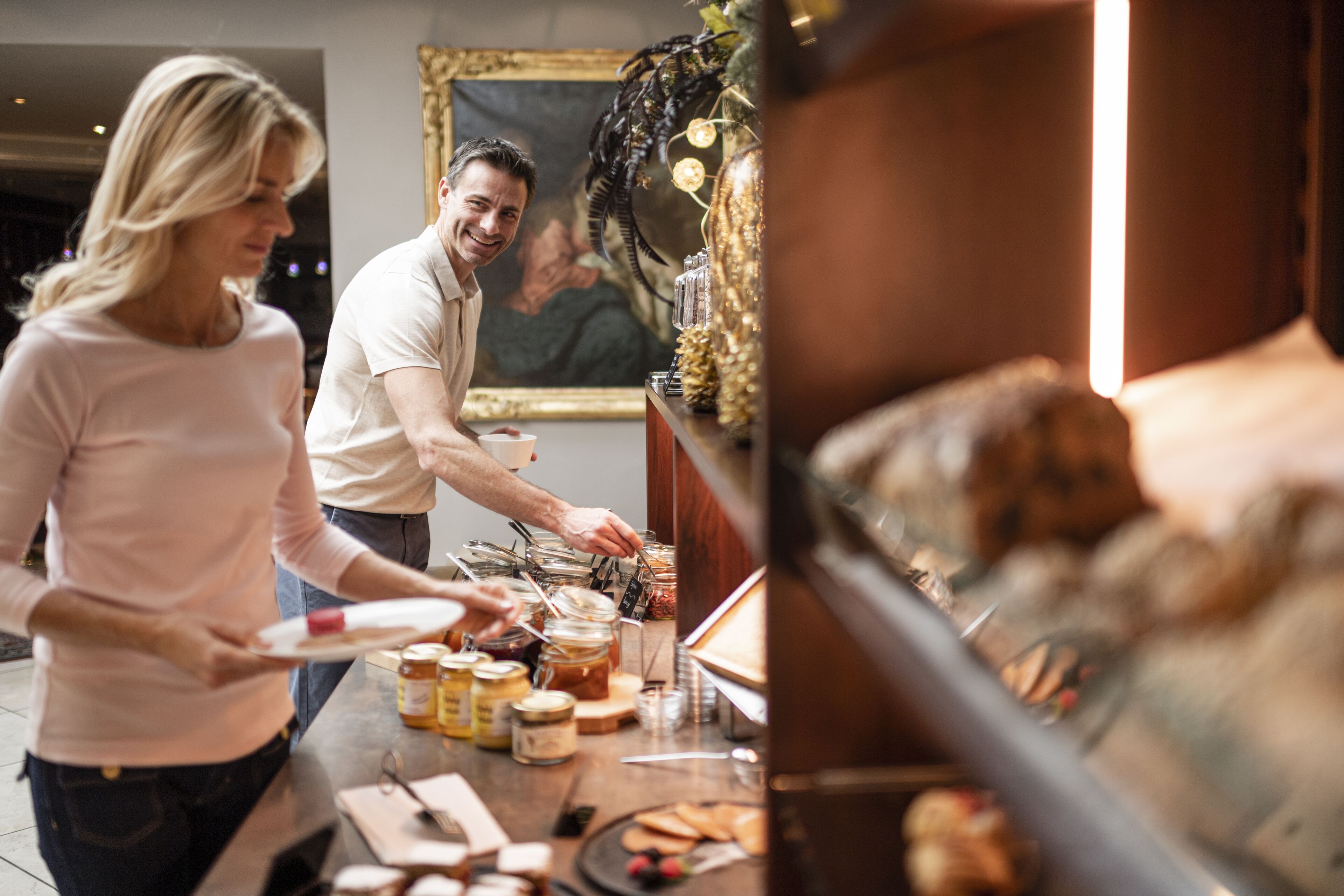 Un buffet pour le petit-déjeuner proposant divers aliments et accompagnements.