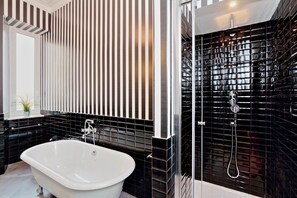 Departamento Grand, 1 habitación | Regadera en el baño