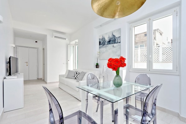 Huoneisto, 2 makuuhuonetta, terassi | Ruokasali