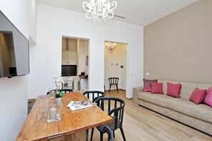 Appartement, 2 chambres, balcon | Salle à manger