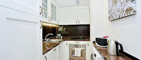 Apartment, 2 Schlafzimmer, Balkon | Eigene Küche | Großer Kühlschrank, Mikrowelle, Ofen, Herdplatte