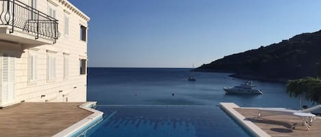 Una piscina al aire libre de temporada