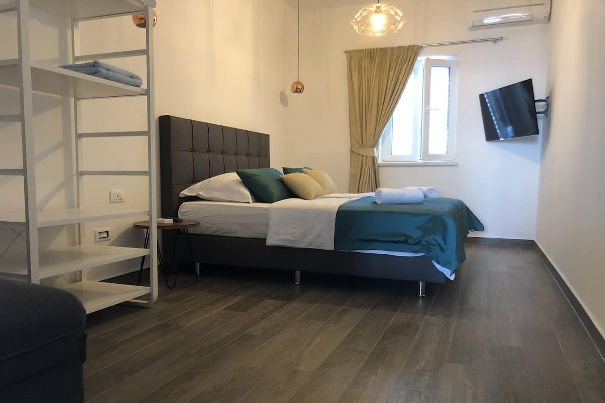 Superior Apartment, 1 Bedroom, Balcony, Sea View (on the 3rd floor) | Een kluis op de kamer, een bureau, gratis wifi