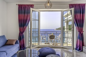Comfort Apartment, 1 Bedroom, Balcony, Sea View (on the 3rd floor) | Cofres nos quartos, escrivaninha, Wi-Fi de cortesia