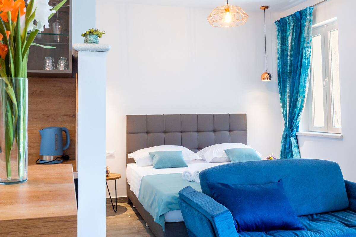 Studio Suite, Balcony, Sea View (on the 3rd floor) | 客房内保险箱、办公桌、免费 WiFi