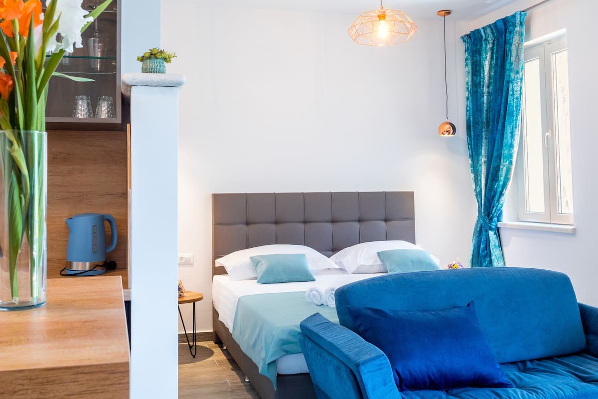 Studio Suite, Balcony, Sea View (on the 3rd floor) | Een kluis op de kamer, een bureau, gratis wifi