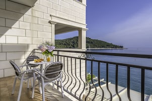 Apartamento superior, 1 quarto, sacada, vista para o mar | Cofres nos quartos, escrivaninha, Wi-Fi de cortesia