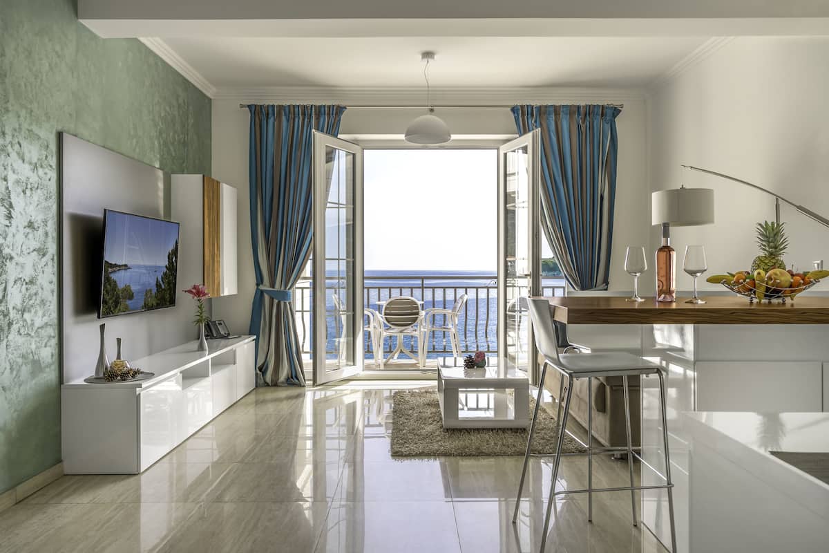 Superior appartement, 1 slaapkamer, balkon, uitzicht op zee | Een kluis op de kamer, een bureau, gratis wifi