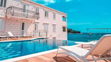 Piscine extérieure (ouverte en saison)