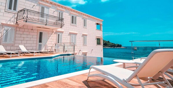 Seasonal outdoor pool - Boutique Pine Tree apartments (Mljet)