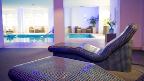 A pool area with lounge chairs and a reception desk. - The Royal Duchy Hotel (Falmouth)