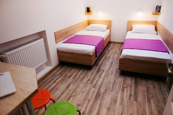 Standard Double or Twin Room | Peralatan tempat tidur premium, seterika/papan seterika 