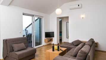 Apartamento, 3 habitaciones, balcón, vistas al mar | Zona de estar | Una televisión de plasma