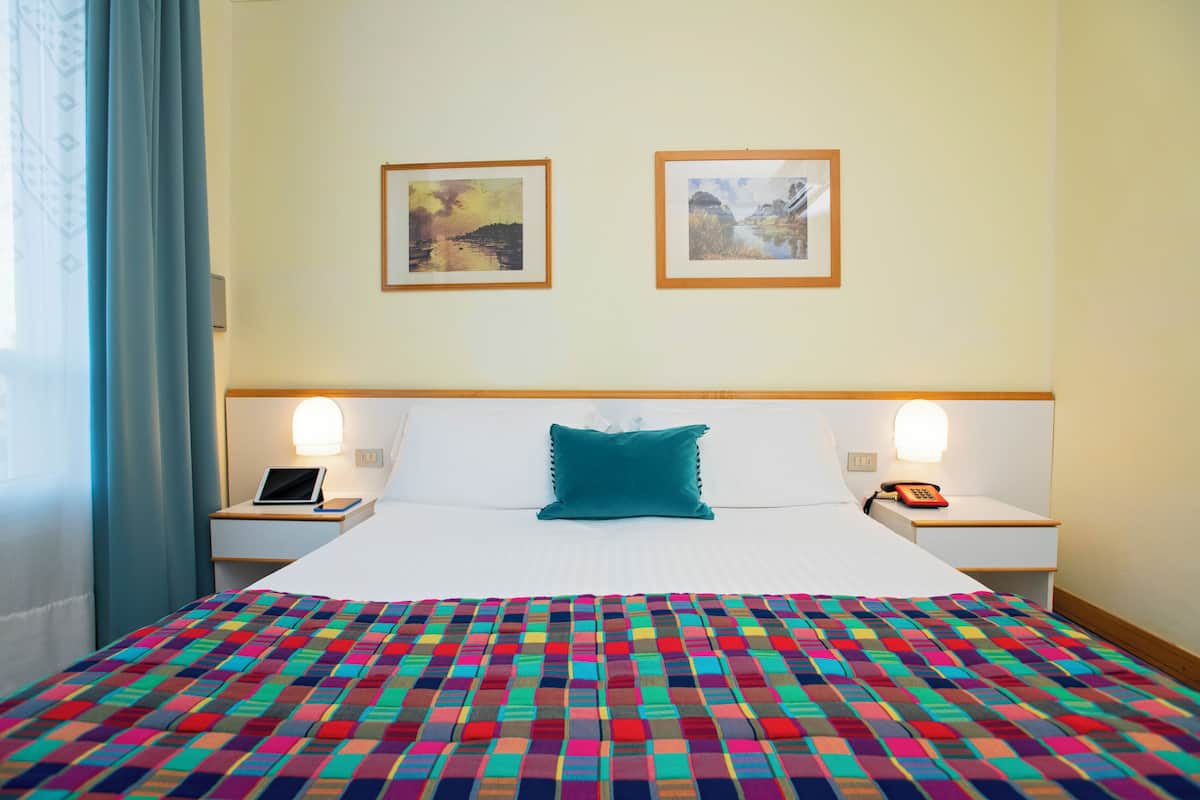 Double Room | Minibar, in-room safe, desk, soundproofing