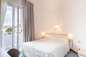 Family Room | Minibar, in-room safe, desk, soundproofing - Cav Approdo (Castiglione della Pescaia)