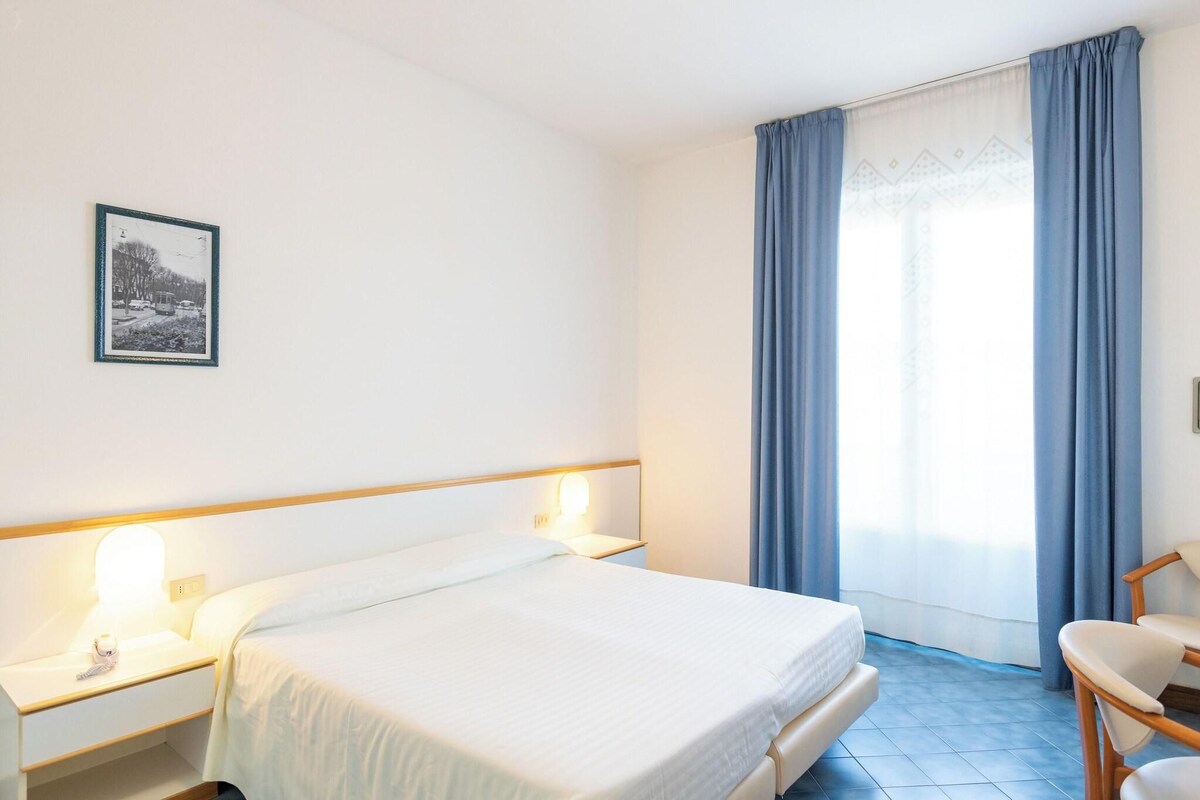 Minibar, safe på rommet, skrivebord og lydisolert