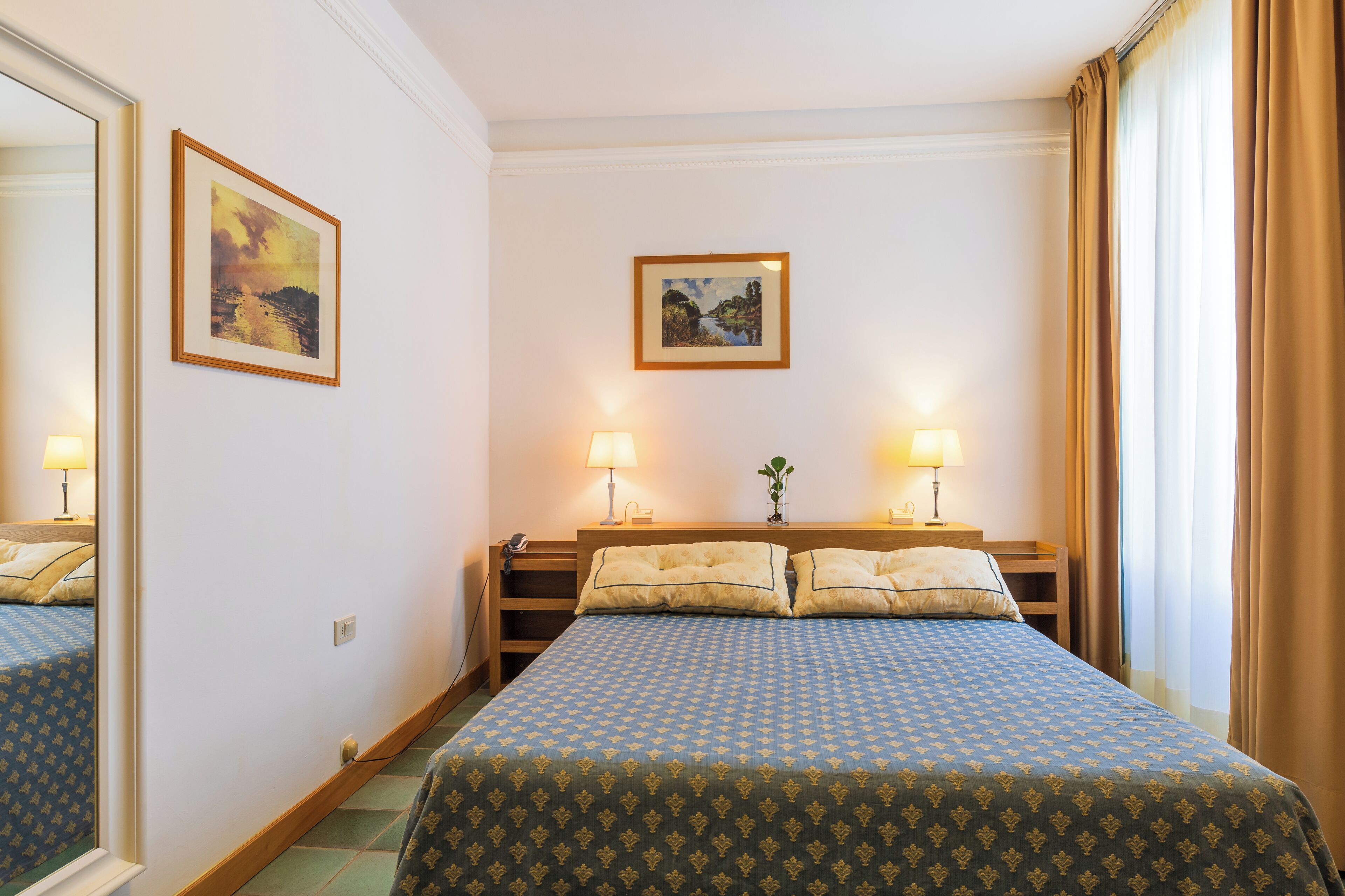 Family Room | Minibar, in-room safe, desk, soundproofing