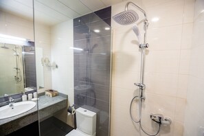 Family Room | Bathroom | Shower, rainfall showerhead, free toiletries, hair dryer