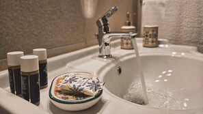 Family Room | Bathroom | Shower, rainfall showerhead, free toiletries, hair dryer