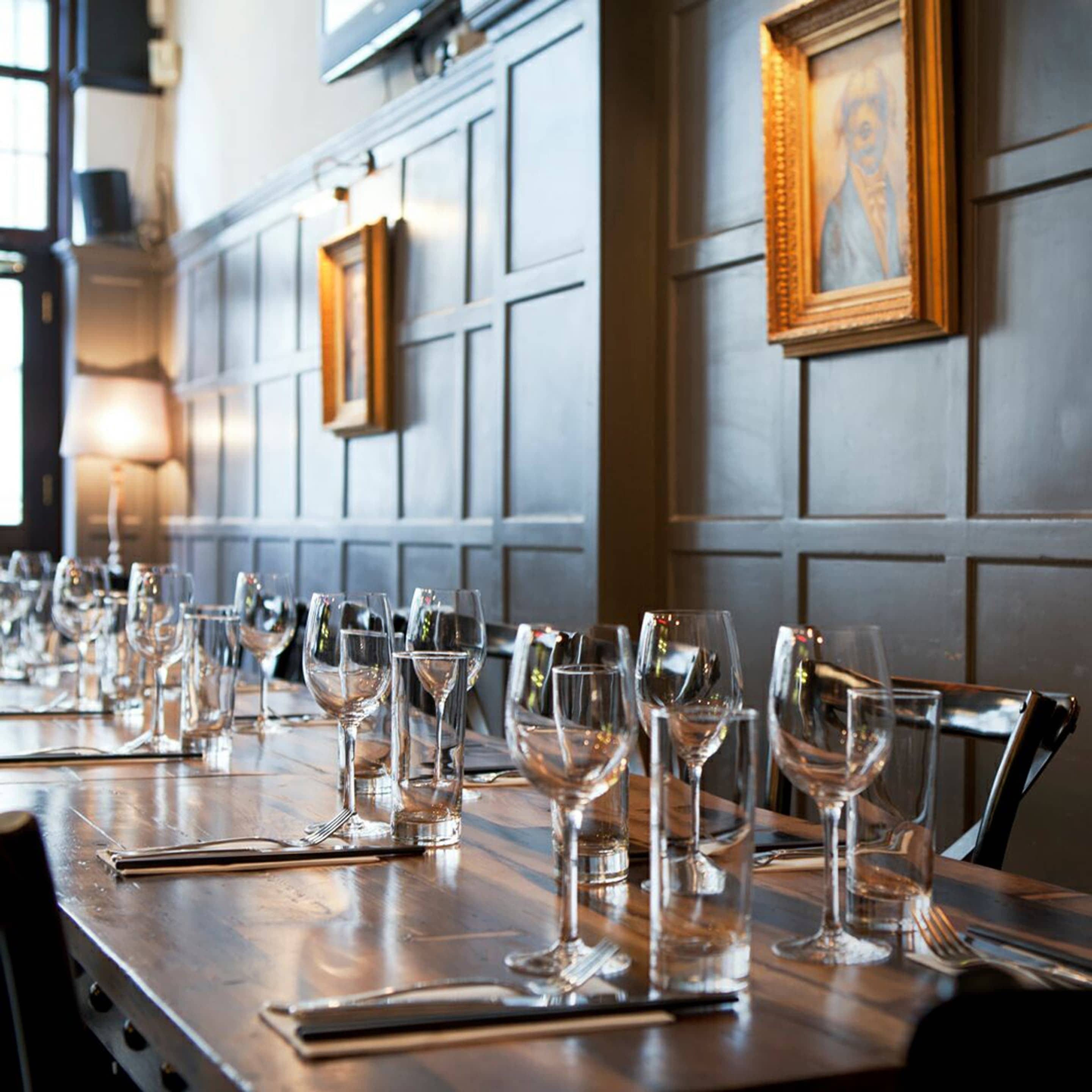 供应早餐、午餐和晚餐