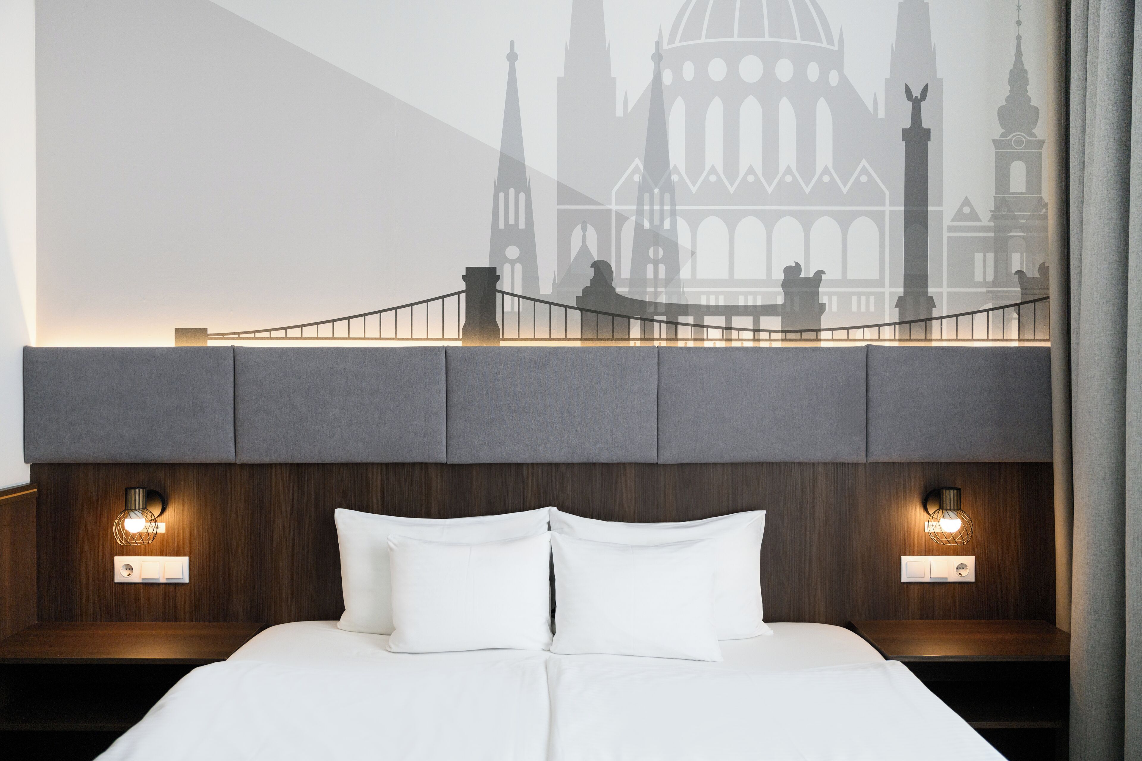 Zimmersafe, Schreibtisch, laptopgeeigneter Arbeitsplatz