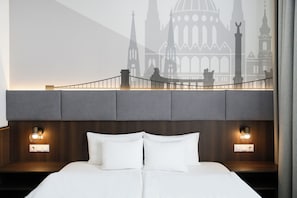 Zimmersafe, Schreibtisch, laptopgeeigneter Arbeitsplatz