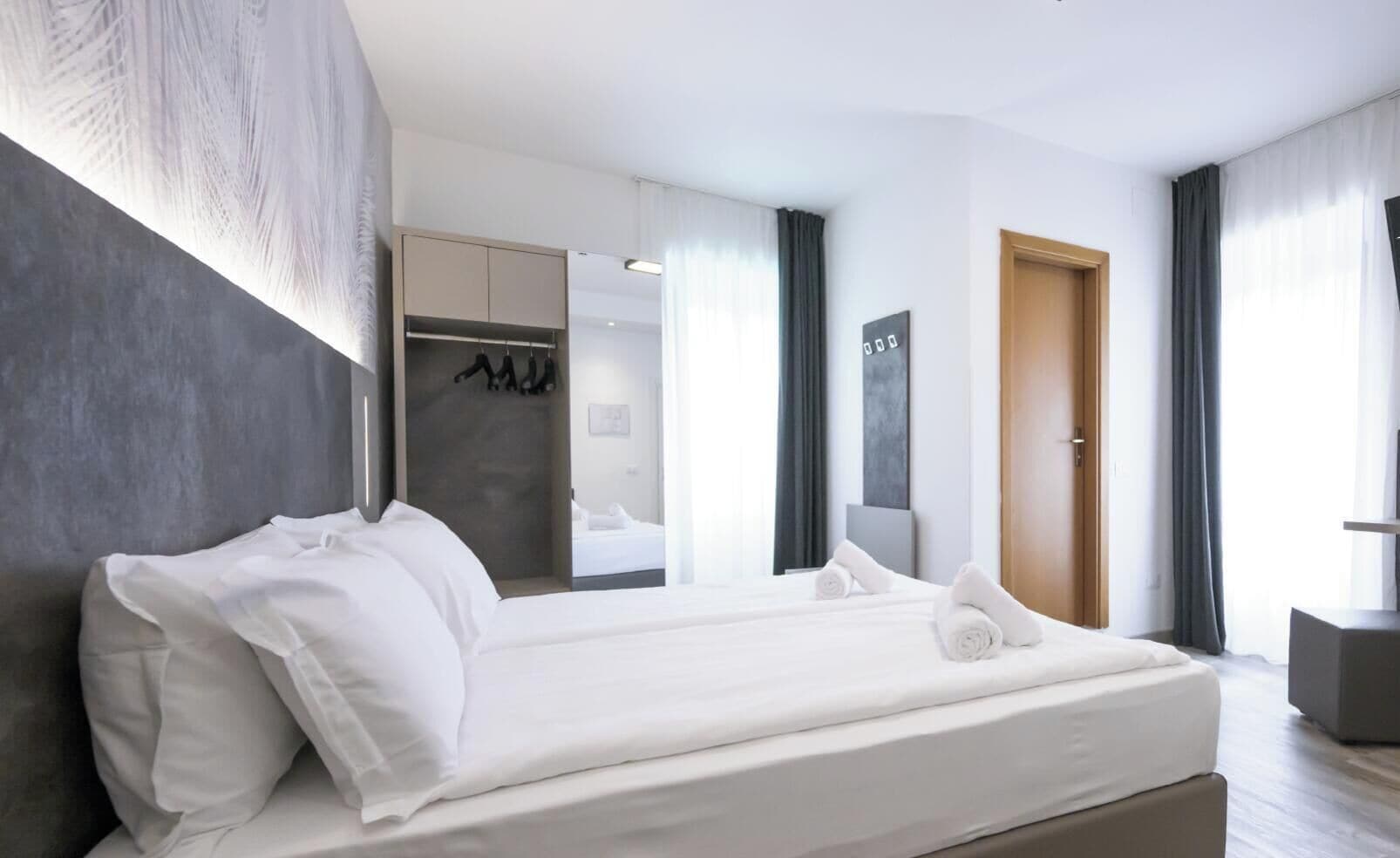 Superior Plus Triple Room | Minibar, safe på rommet, individuelt innredet og skrivebord