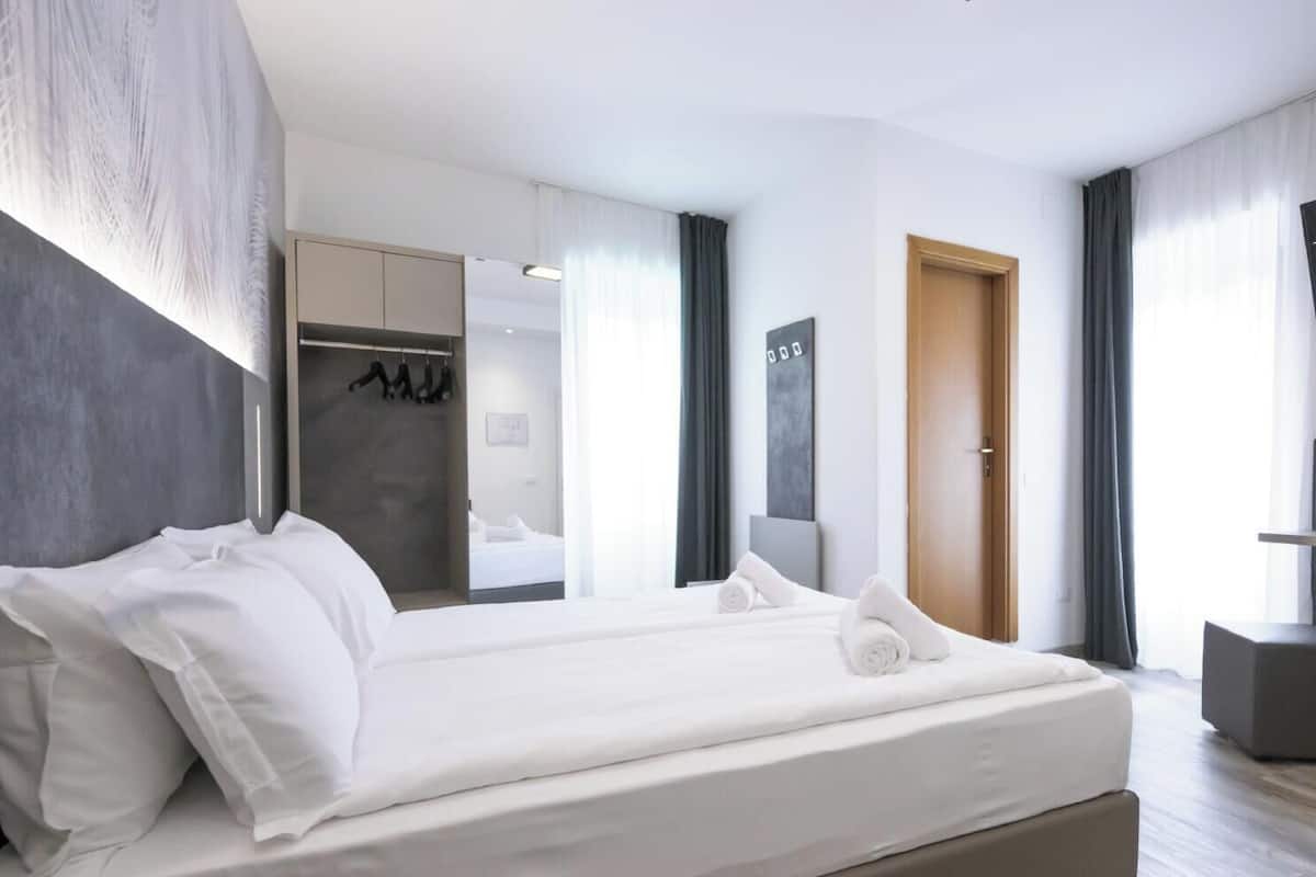 Superior Plus Triple Room | Minibar, safe på rommet, individuelt innredet og skrivebord