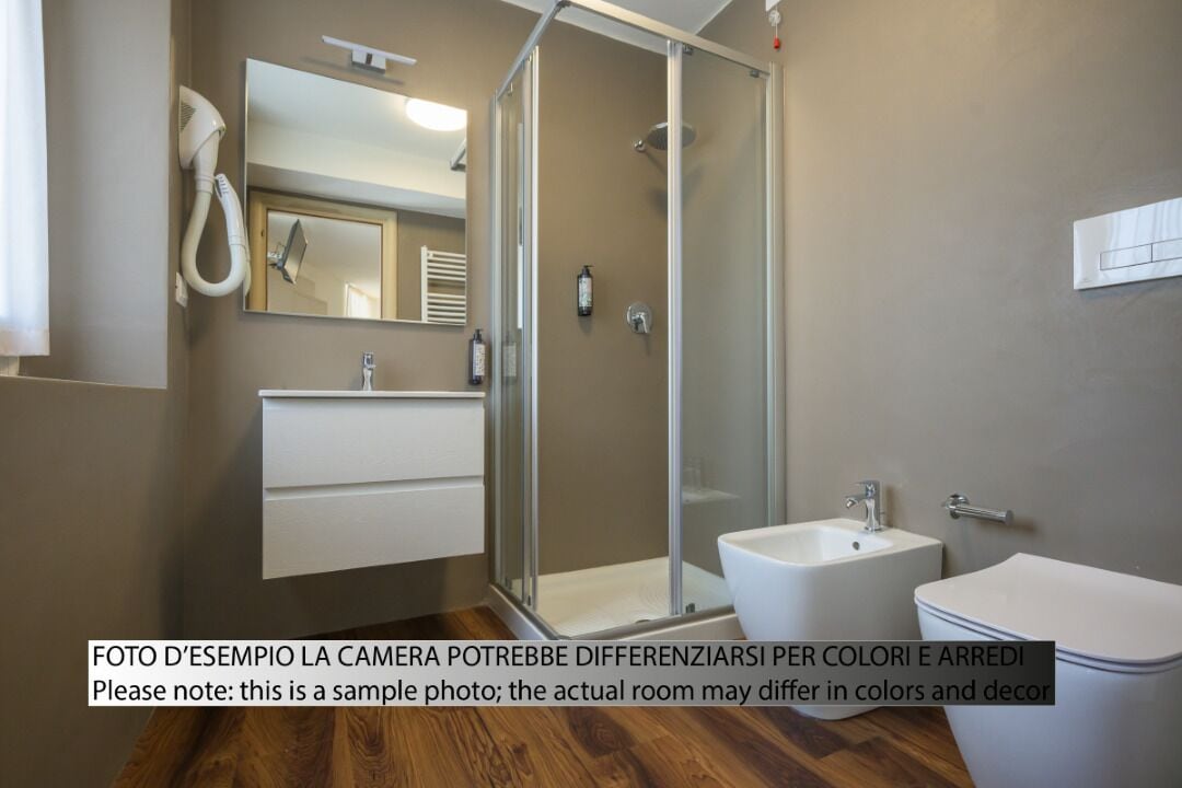 Douche, sèche-cheveux, serviettes fournies