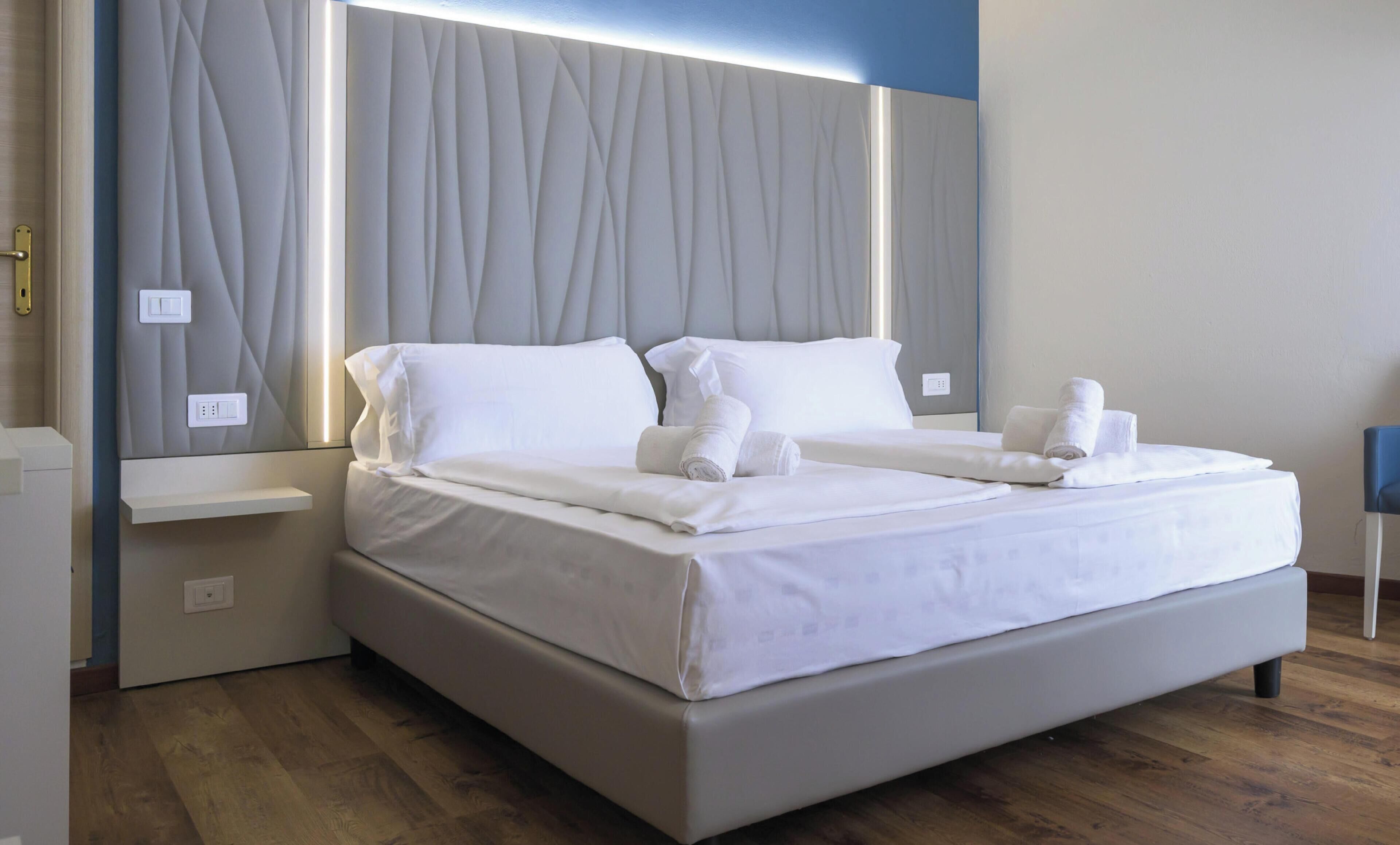 Tremannsrom – superior | Minibar, safe på rommet, individuelt innredet og skrivebord