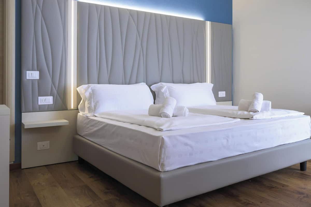 Tremannsrom – superior | Minibar, safe på rommet, individuelt innredet og skrivebord