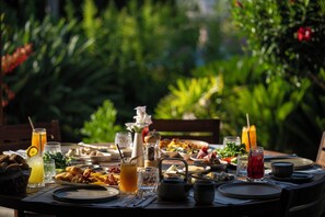 包含每日当地美食早餐