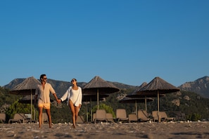 Playa privada, tumbonas, sombrillas y toallas de playa