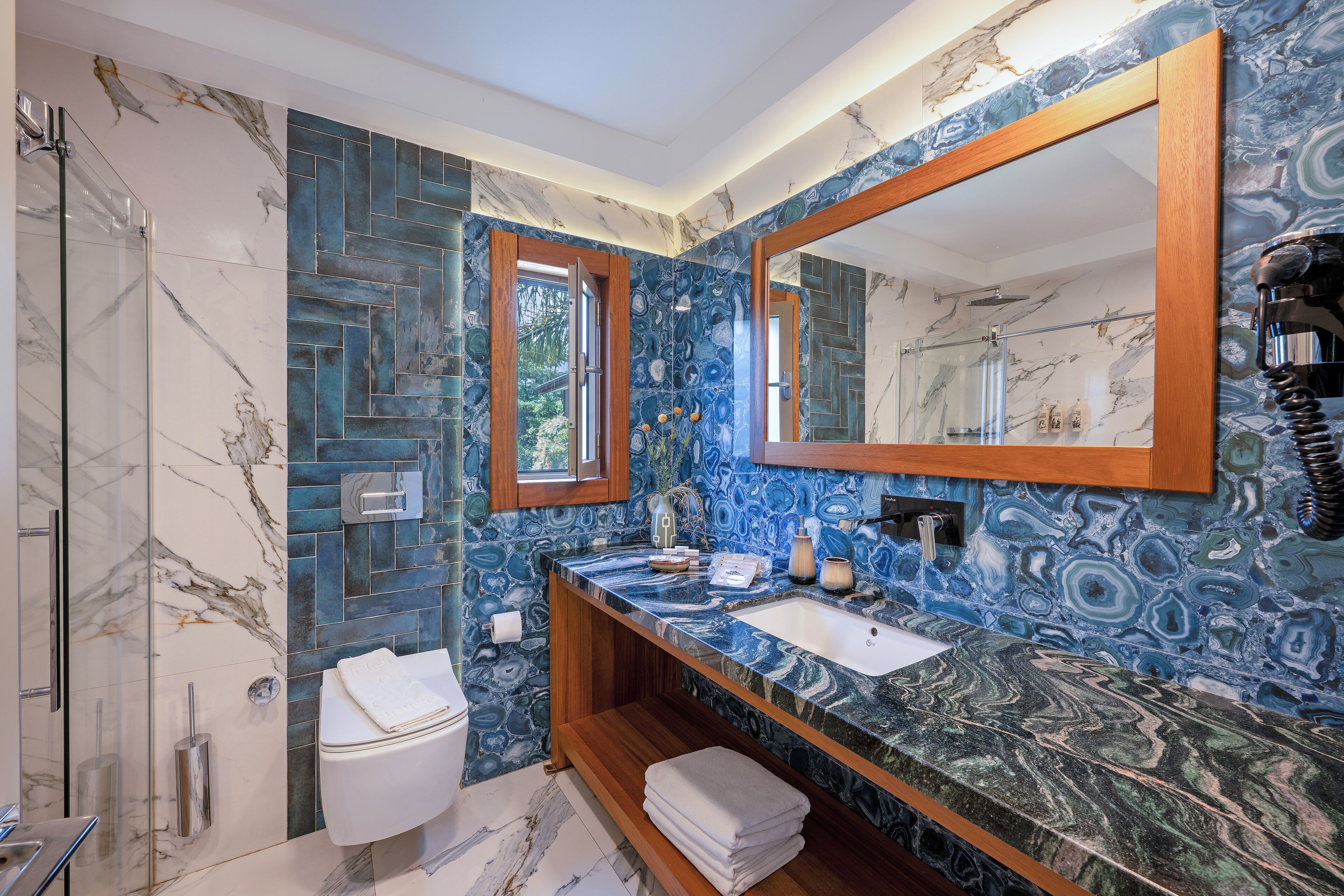 premium suite | bathroom | shower, rainfall showerhead, free toiletries, hair dryer