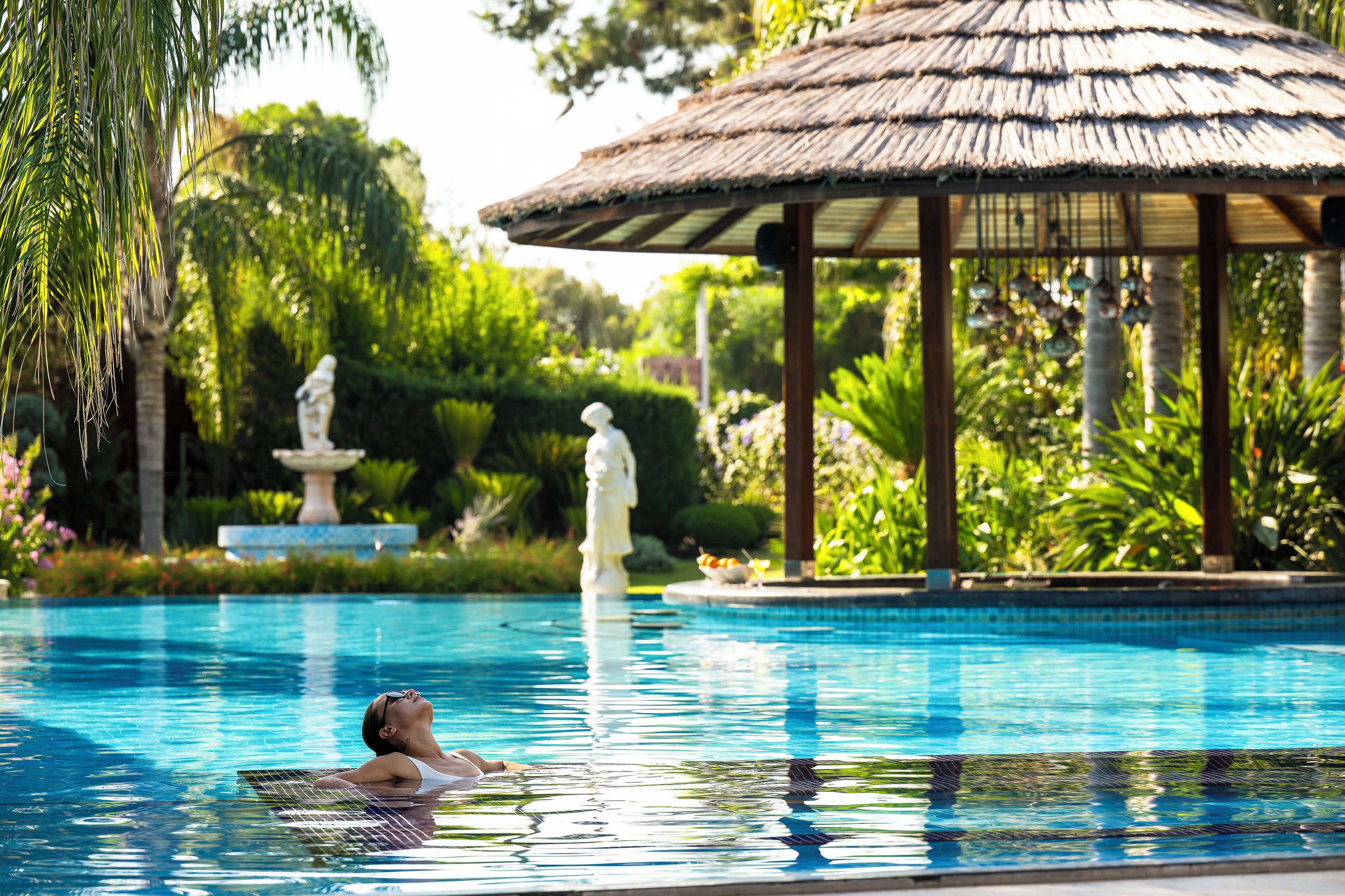 Piscina stagionale all'aperto, ombrelloni da piscina, lettini