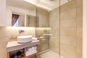 Quarto luxo | Banheiro | Chuveiro, produtos de toalete grátis, chinelos, bidê