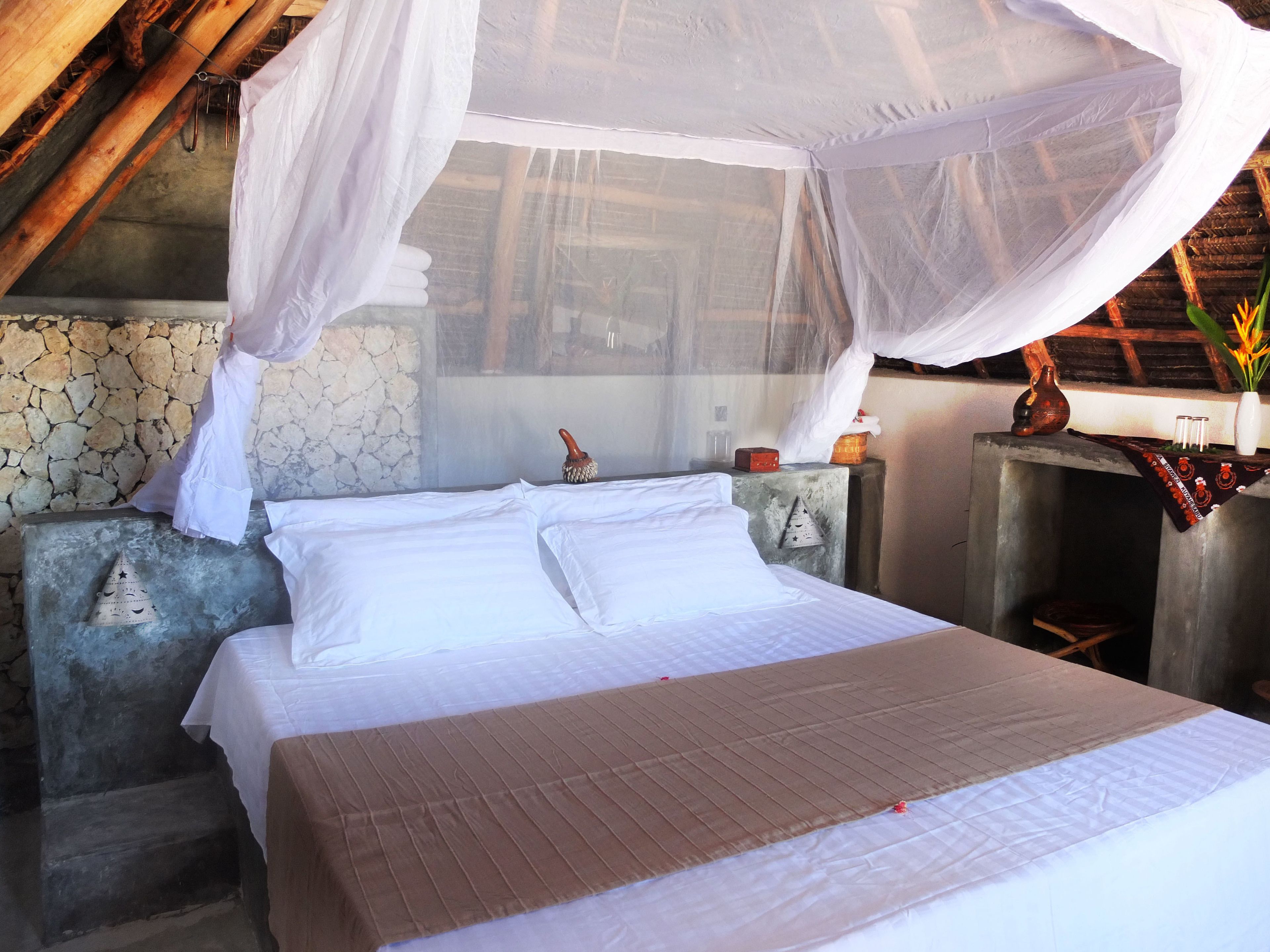 standard bungalow, 1 king bed, pool view | desk, blackout curtains, free wifi, bed sheets