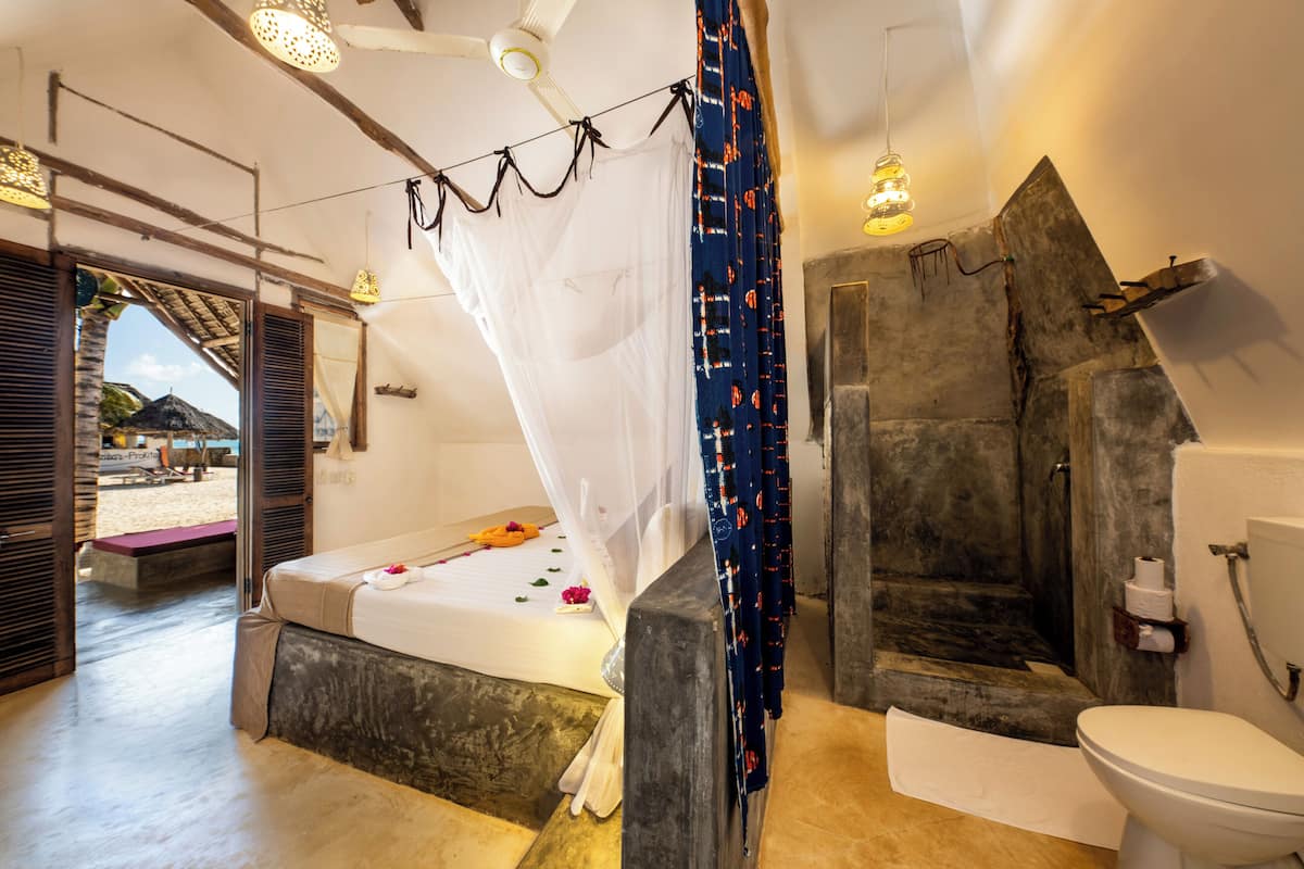 Un dormitorio con cama, ducha y váter.