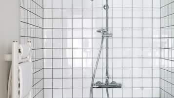 Een douche, gratis toiletartikelen, een haardroger, handdoeken