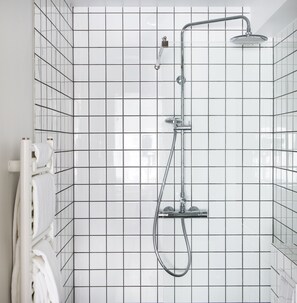 Dusche, kostenlose Toilettenartikel, Haartrockner, Handtücher