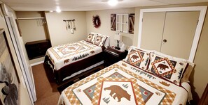 1 bedroom, premium bedding, individually decorated - Bear Rock Suites (Colebrook)