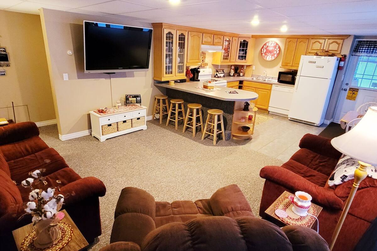 deluxe room, mountain view | living area | flat-screen tv