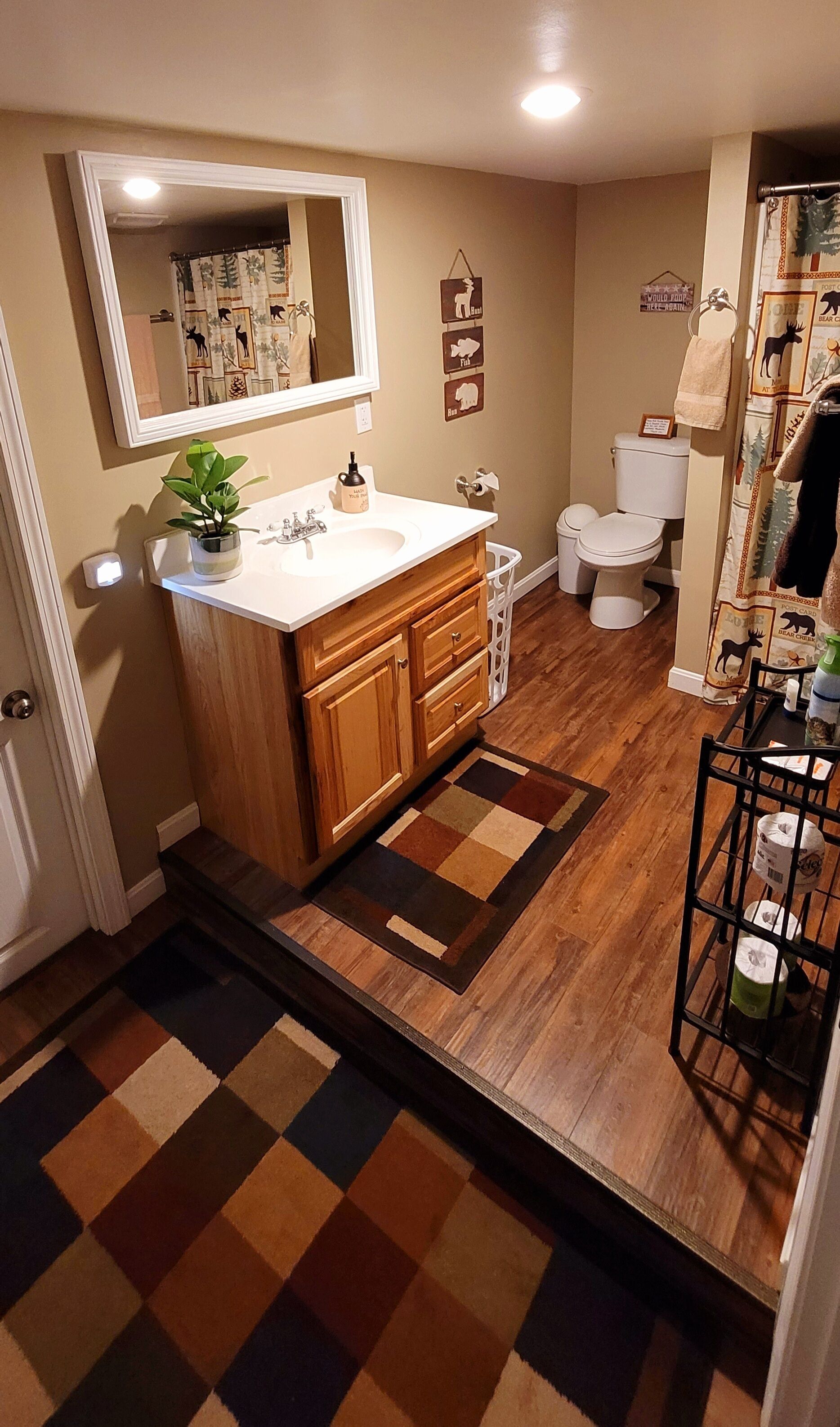 comfort room | bathroom | combined shower/bathtub, hydromassage showerhead, free toiletries