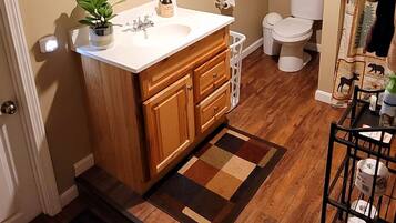 Comfort Room | Bathroom | Combined shower/tub, hydromassage showerhead, free toiletries