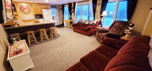 Deluxe Room, Mountain View | Living area