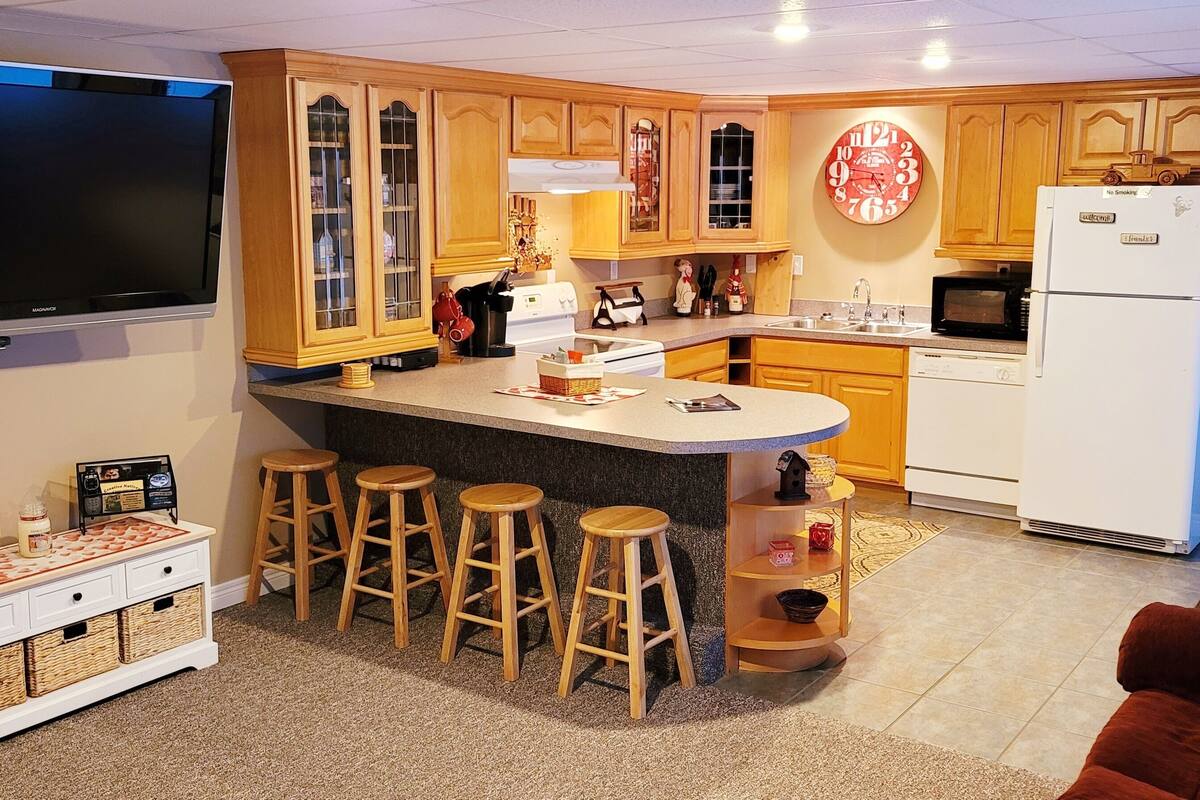 deluxe room, mountain view | living area | flat-screen tv