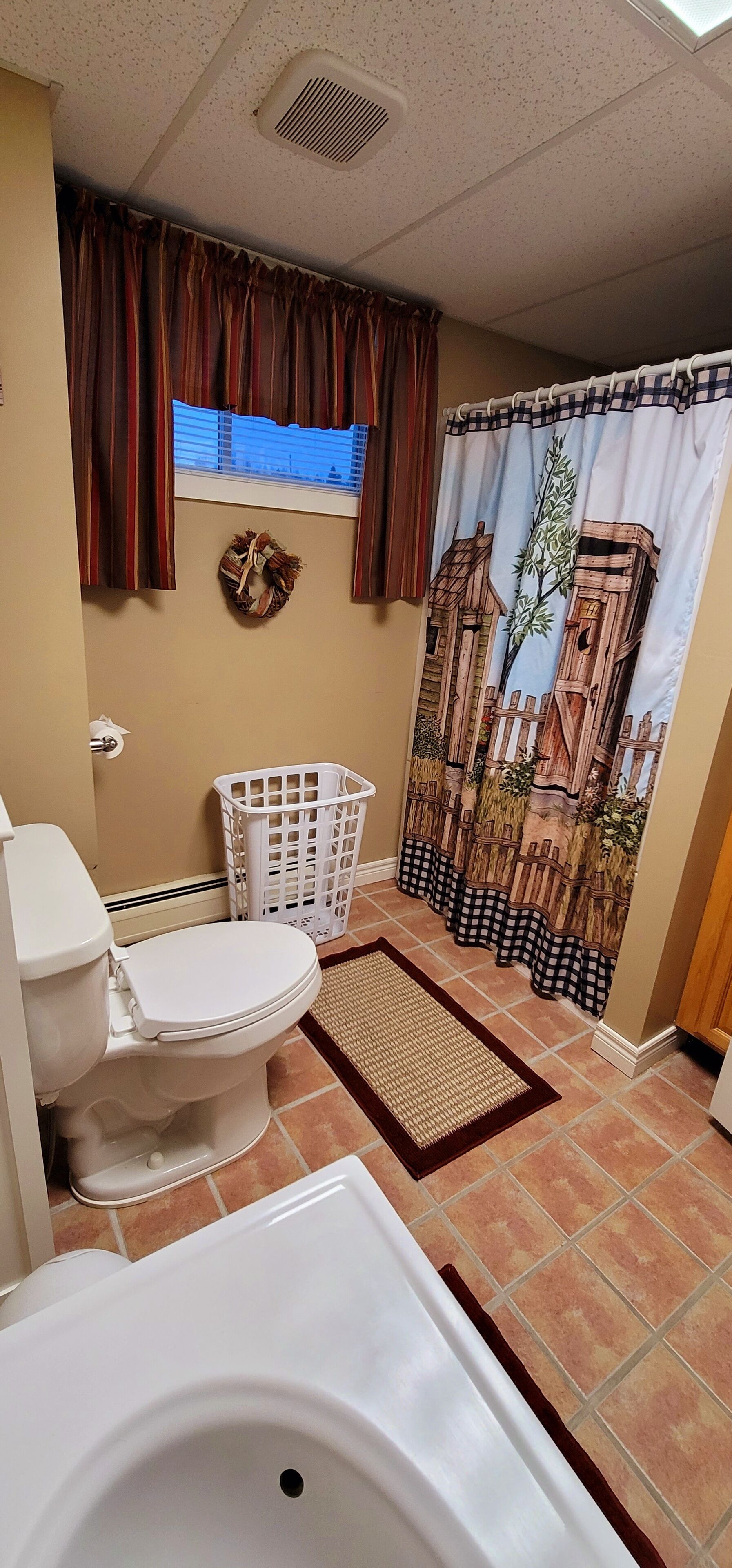 deluxe room, mountain view | bathroom | combined shower/bathtub, hydromassage showerhead, free toiletries