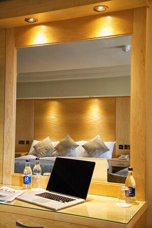 Ylelliset vuodevaatteet, tallelokero huoneessa, työpöytä