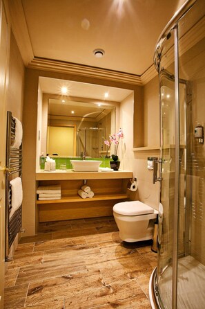 Shower, free toiletries