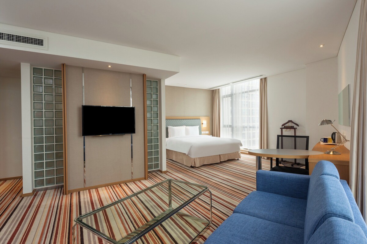 Standard Room, 1 King Bed (Extra Floor Space) | Minibar, in-room safe, desk, blackout curtains
